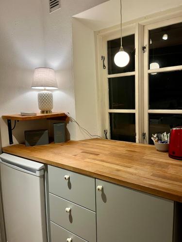 Una cocina o cocineta en Sydkustens at Tullnäs Vingård