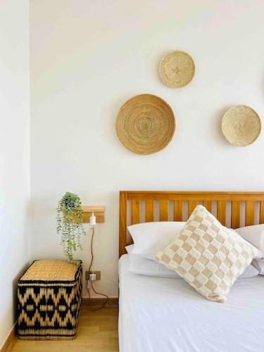 um quarto com uma cama e dois chapéus na parede em Bilocale a Capalbio “Tiny Home” em Capalbio