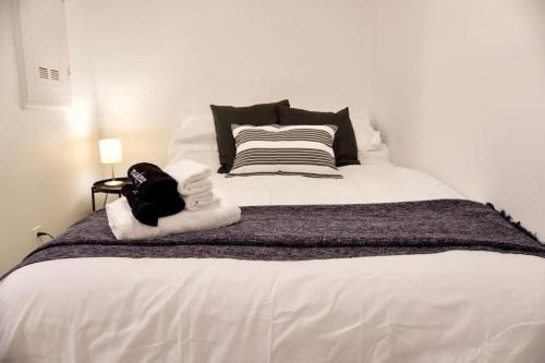 Säng eller sängar i ett rum på NEW Gorgeous Space in Moose Jaw Coffee Parking 4k Smart TV