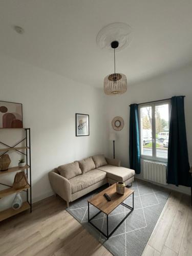 un salon avec un canapé et une table dans l'établissement Beau studio rénové - centre-ville/université, au Havre