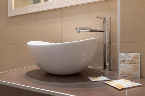 - un lavabo blanc sur un comptoir dans la salle de bains dans l'établissement Hotel Hawaii, à Riccione