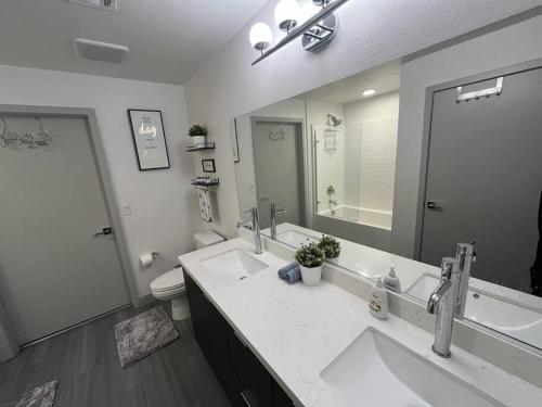 a bathroom with two sinks and a large mirror at In the heart of Vegas luxury 2B2B sleeps 6 in Las Vegas