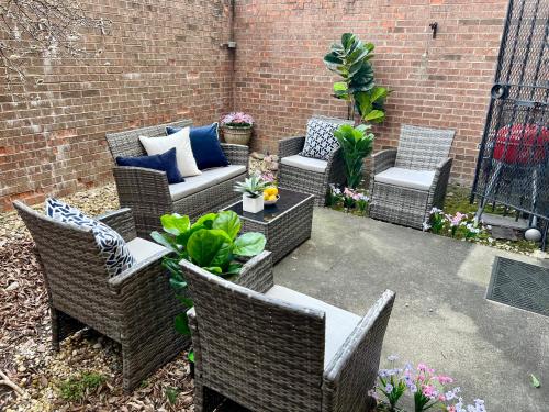 芝加哥4 Bedroom Home in Best Location Parking Fireplace Back Yard Pets Welcome的庭院设有藤椅和桌子,种有鲜花