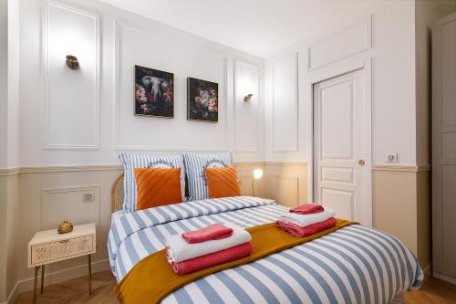 une chambre avec un lit avec des serviettes dessus dans l'établissement Montmartre 2 Pièces, à Paris