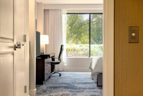 Ruang duduk di The Woodlands Resort, Curio Collection by Hilton