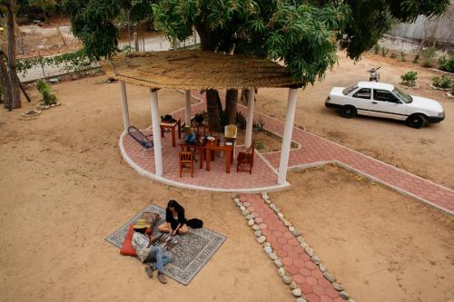 eine Gruppe von Menschen, die unter einem Pavillon mit einem Auto sitzen in der Unterkunft Casa Triz in Puerto Escondido