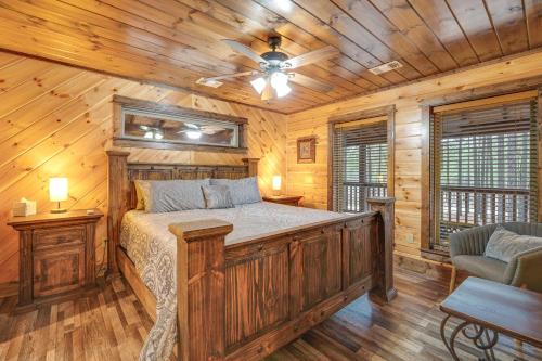 Ένα ή περισσότερα κρεβάτια σε δωμάτιο στο Broken Bow Cabin on 1 Acre with Hot Tub and Fire Pit!
