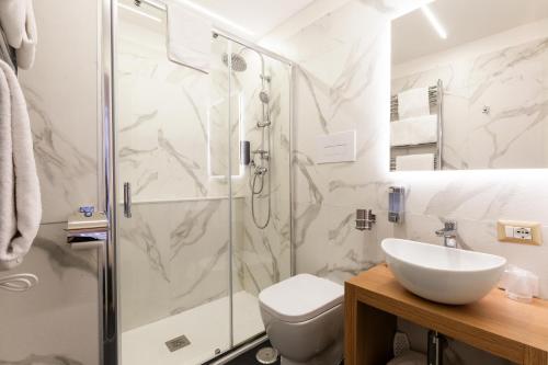 La salle de bains est pourvue d'une douche, de toilettes et d'un lavabo. dans l'établissement Cavour Luxury Rooms, à Rome
