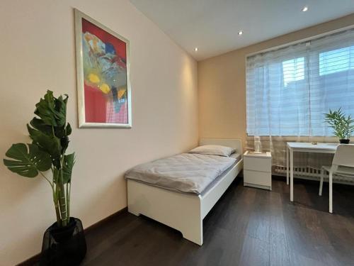 - une chambre avec un lit, une table et une fenêtre dans l'établissement Eterna Comfort Living, à Essen