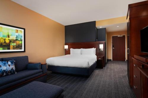 Ένα ή περισσότερα κρεβάτια σε δωμάτιο στο Courtyard by Marriott San Jose North/ Silicon Valley