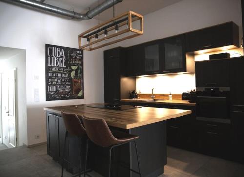 cocina con encimera de madera en una habitación en Beautiful Design 2 BR Loft, en Mertert