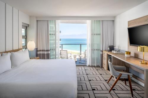 Televisyen dan/atau pusat hiburan di Cadillac Hotel & Beach Club, Autograph Collection