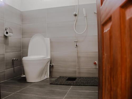 W łazience znajduje się biała toaleta i prysznic. w obiekcie Springfield Luxury Homes w mieście Kuywa