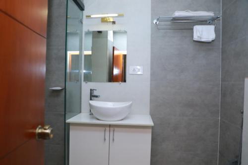 Ett badrum på HOTEL JB'S MINERVA GRAND