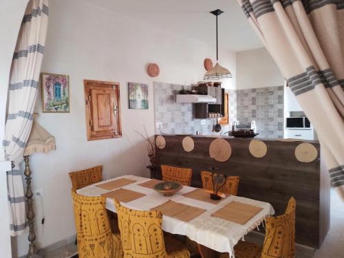 - une table à manger et des chaises dans la cuisine dans l'établissement Djerba rêve vacances Noura, à Midoun