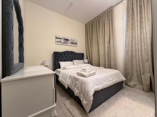 een kleine slaapkamer met een bed en een raam bij Luxury apartment 3 beds Marina view in Dubai