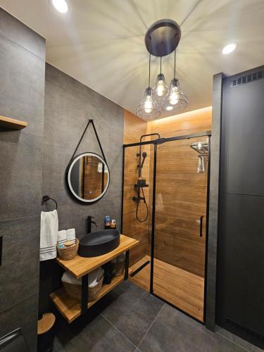 La salle de bains est pourvue d'un lavabo et d'un miroir. dans l'établissement Elegant Visoko, à Visoko