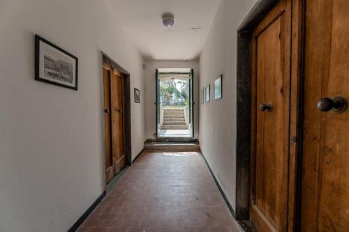 een lege hal met een deur en een hallwayngthngthngthngthngthngth bij Casa Balbi al Mare, giardino e posto auto privato in Albisola Superiore