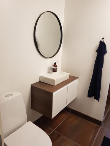 uma casa de banho com um lavatório branco e um espelho. em STAY Billund em Vandel