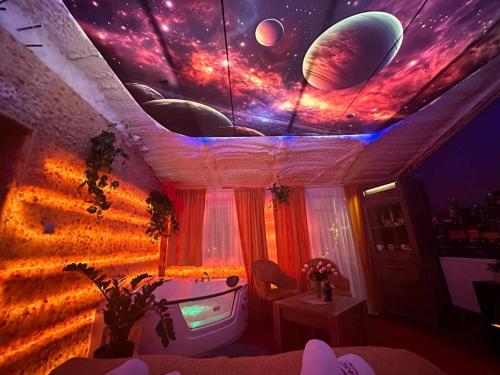 een kamer met een visualisatie van planeten op het plafond bij APARTAMENT SOLNY in Rzeszów