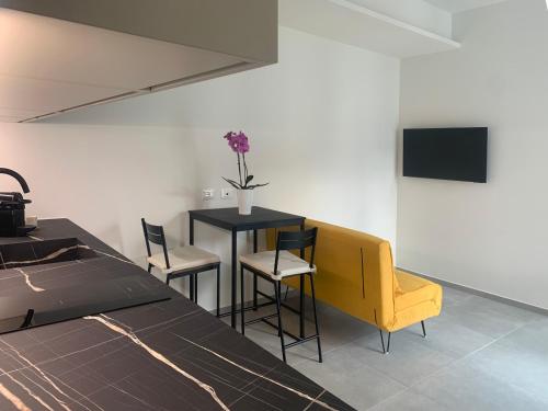 - une salle à manger avec une table, des chaises et une télévision dans l'établissement Green Home - Bellagio Apt, à Côme