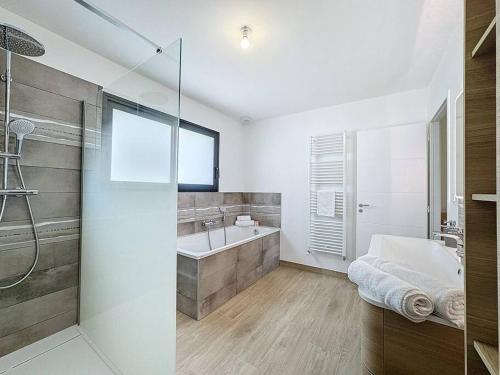 ein Bad mit einer Badewanne, einem Waschbecken und einer Dusche in der Unterkunft Liberty YourHostHelper in Esquay-sur-Seulles