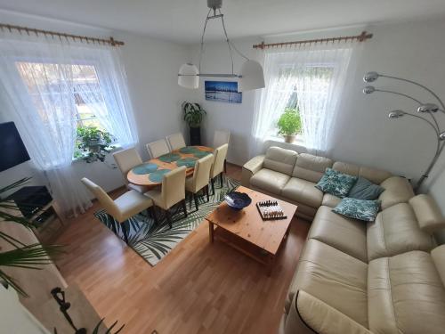 uma sala de estar com um sofá e uma mesa em Apartament Leśna z ogrodem em Szklarska Poręba