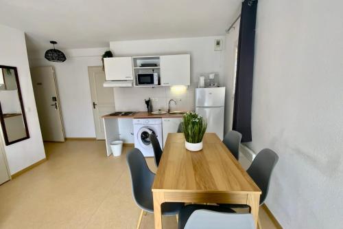 Η κουζίνα ή μικρή κουζίνα στο Les Naïades H41- 2 chambres pour 6 personnes !