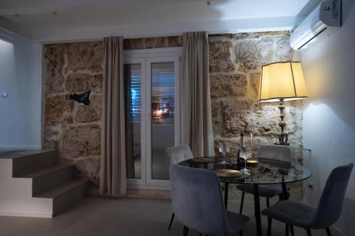 jadalnia ze stołem i krzesłami oraz oknem w obiekcie SantaTeresa19 Suite & Spa w mieście Palermo