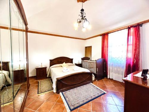 - une chambre avec un lit et une baignoire dans l'établissement Nonna Sasà, à Torretta