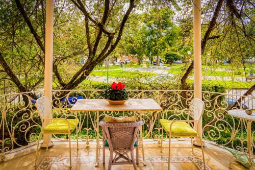 a patio with a table and chairs on a fence at La casa dei Paggi in Sestri Levante