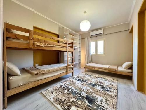 Postel nebo postele na pokoji v ubytování Boho-Chic 2 bedrooms in Zamalek (no visits)