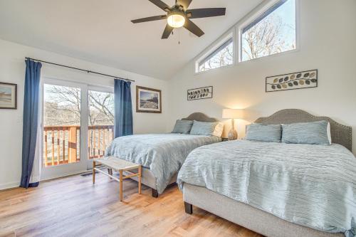 2 camas en un dormitorio con ventilador de techo en Spacious Afton Vacation Rental with Grand Lake Views, en Afton
