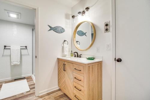 W łazience znajduje się umywalka i lustro. w obiekcie Spacious Afton Vacation Rental with Grand Lake Views w mieście Afton