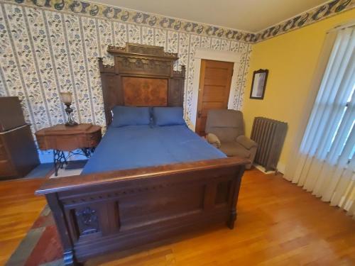 Ένα ή περισσότερα κρεβάτια σε δωμάτιο στο The Weis Mansion Bed and Breakfast