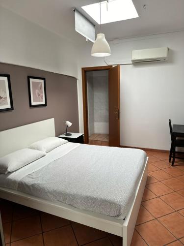 ローマにあるHappy Houseのベッドルーム1室(白いベッド1台付)