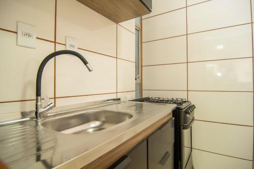 uma cozinha com um lavatório e um fogão em Custo Benefício para 3 hóspedes ao lado da UFSC SR6195 em Florianópolis