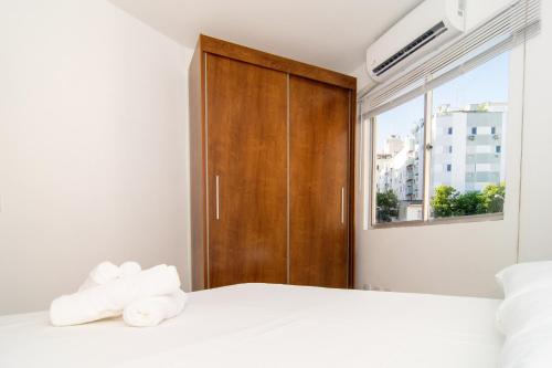 um quarto com uma cama e um armário de madeira em Custo Benefício para 3 hóspedes ao lado da UFSC SR6195 em Florianópolis