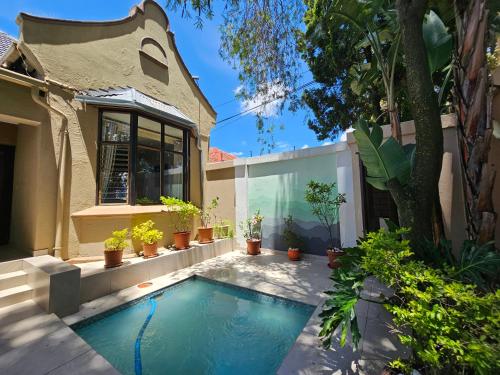 una piscina frente a una casa en Chez Paul Luxury House with Pool & Solar, en Johannesburgo