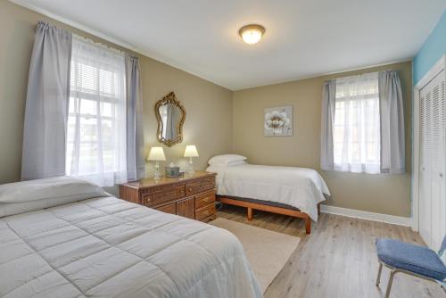 Ένα ή περισσότερα κρεβάτια σε δωμάτιο στο Montgomery Home in Garden District 2 Mi to Dtwn!
