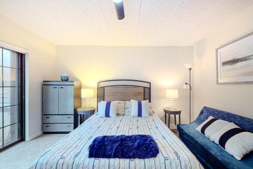 a bedroom with a large bed and a couch at Mystic Sunrise in Lake Harmony