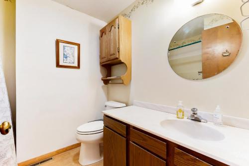 La salle de bains est pourvue d'un lavabo et d'un miroir. dans l'établissement Eastham Glen, à Eastham
