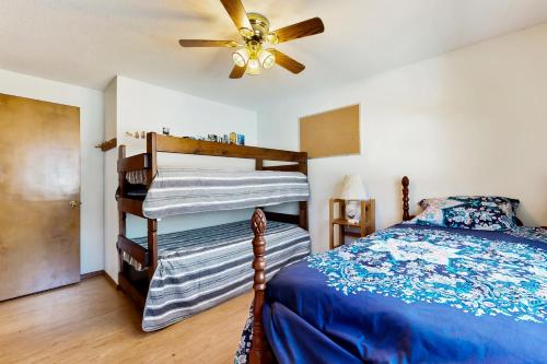 Una cama o camas en una habitación de Eastham Glen