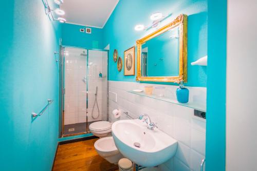 La salle de bains est pourvue d'un lavabo, de toilettes et d'un miroir. dans l'établissement La casa dei Paggi, à Sestri Levante