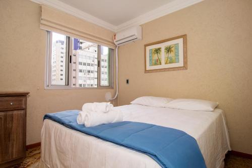 une chambre avec un lit avec des serviettes dessus dans l'établissement Em frente à praia em Balneário, 6 hóspedes VU3572, à Balneário Camboriú