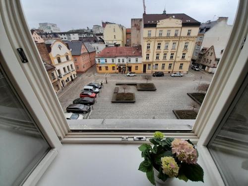 una ventana con vistas a un aparcamiento en Apartmán Nad náměstím, en Liberec