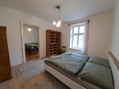 1 Schlafzimmer mit einem Bett und einem Esszimmer in der Unterkunft Apartmán Nad náměstím in Liberec