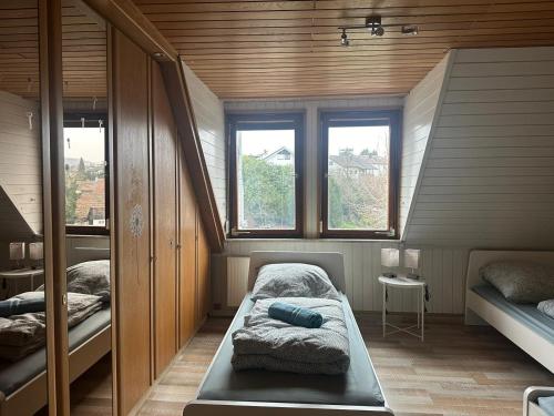 Kleines Zimmer mit 2 Betten und 2 Fenstern in der Unterkunft L8 Street - Niefern-Öschelbronn in Niefern-Öschelbronn