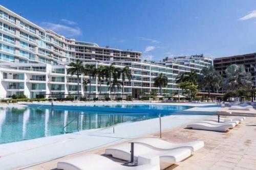 een groot appartementencomplex met een groot zwembad bij Paraíso marino in Nuevo Vallarta 