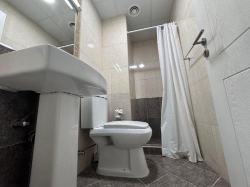 een badkamer met een wit toilet en een douche bij Luxury apartment 3 beds Marina view in Dubai